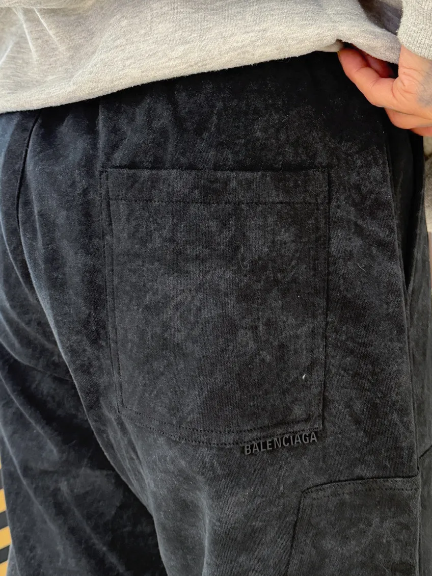 Balenciaga 🆕2026 Autumn and Winter New Arrival Casual Pants! 🎁On sale simultaneously on the official website. Brand Classic LOGO casual pants, customized fabrics, excellent comfort and strong touch. Highly recognisable, perfect appearance and craftsmanship. Size:M-3XL